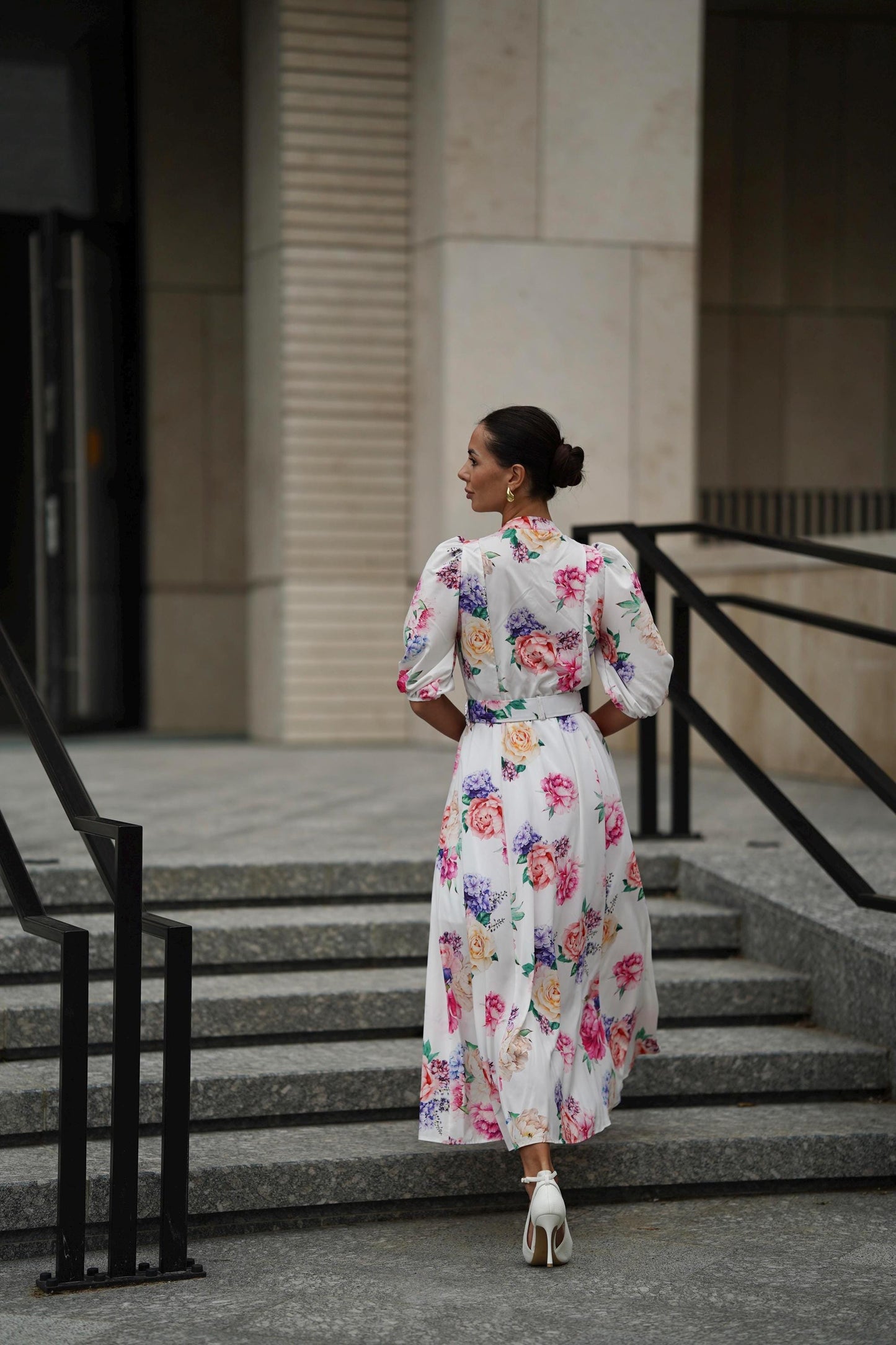 Excelente vestido vaporoso de mujer con estampado floral