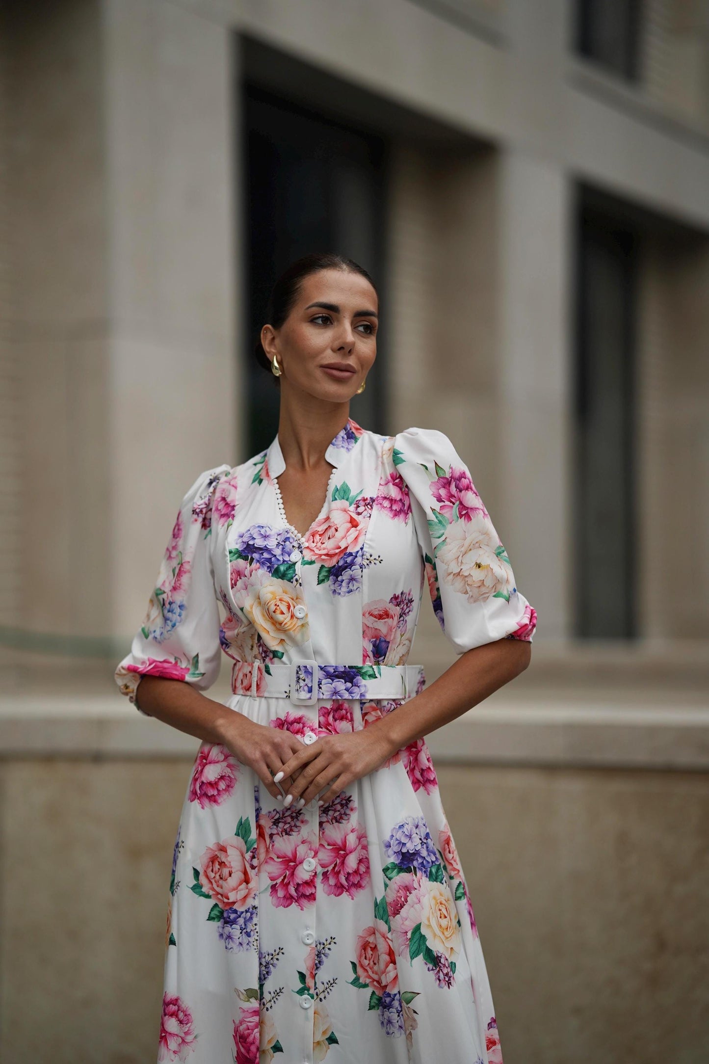 Excelente vestido vaporoso de mujer con estampado floral