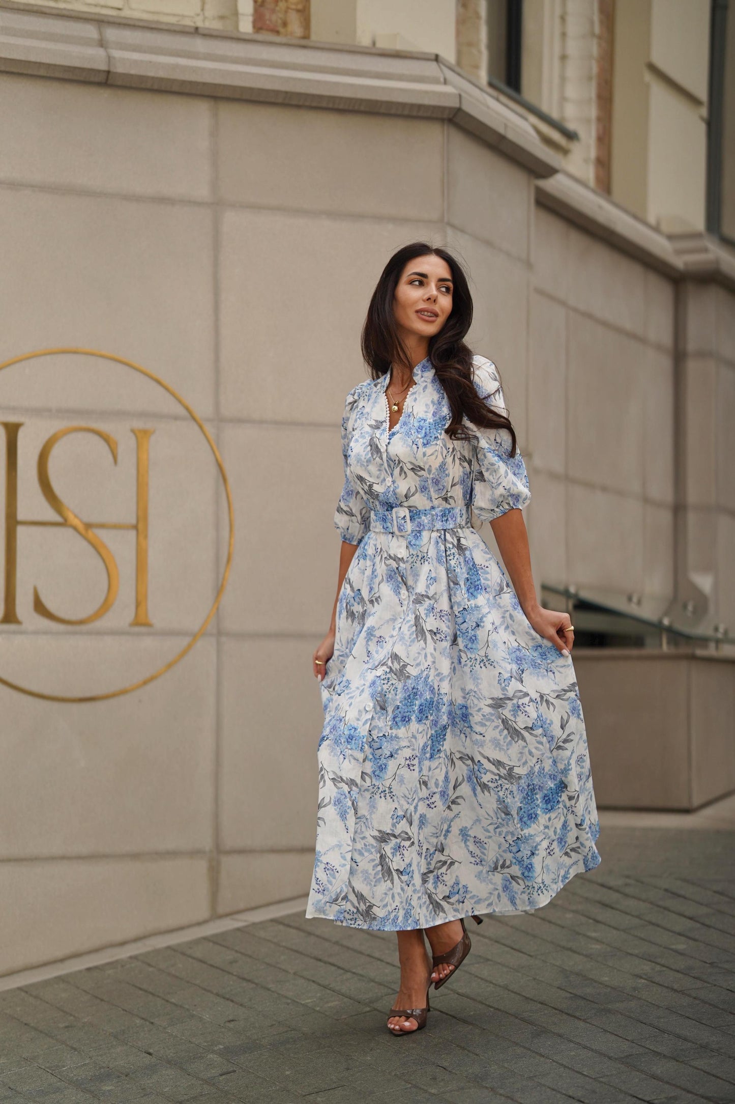 Excelente vestido vaporoso de mujer con estampado floral