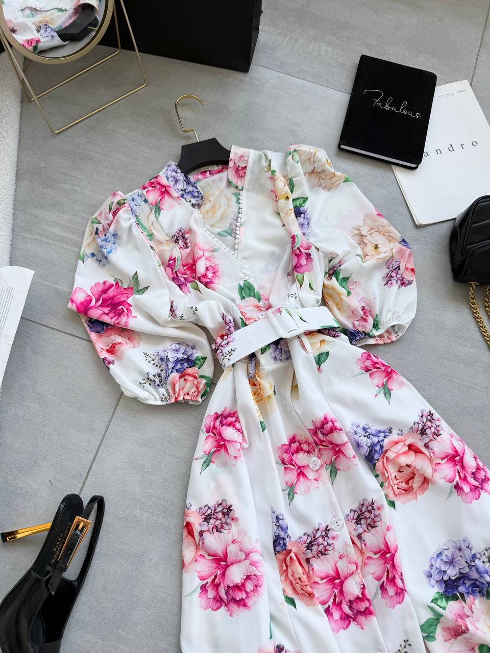 Excelente vestido vaporoso de mujer con estampado floral