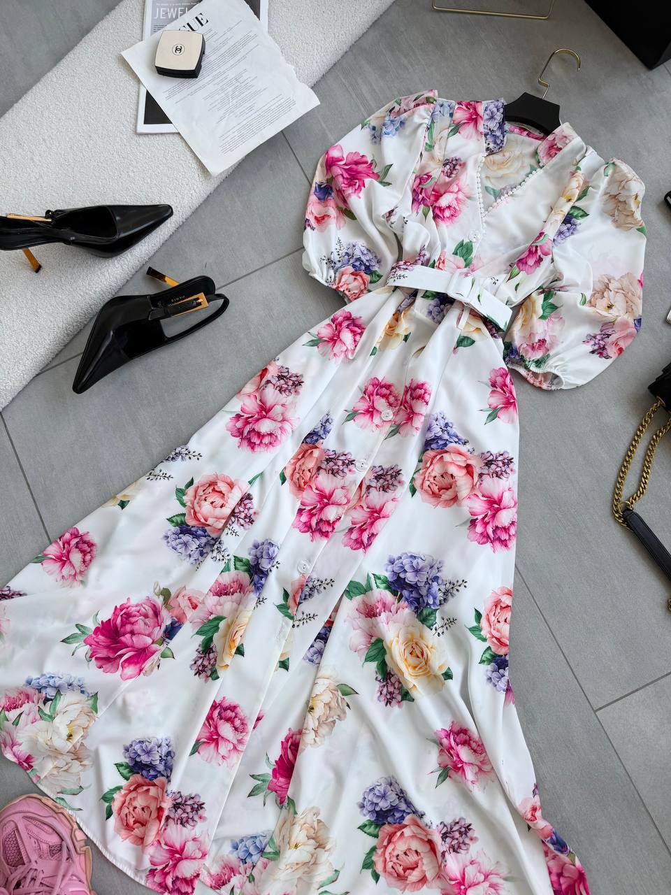 Excelente vestido vaporoso de mujer con estampado floral