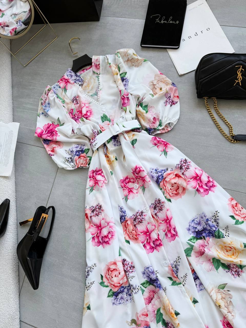 Excelente vestido vaporoso de mujer con estampado floral