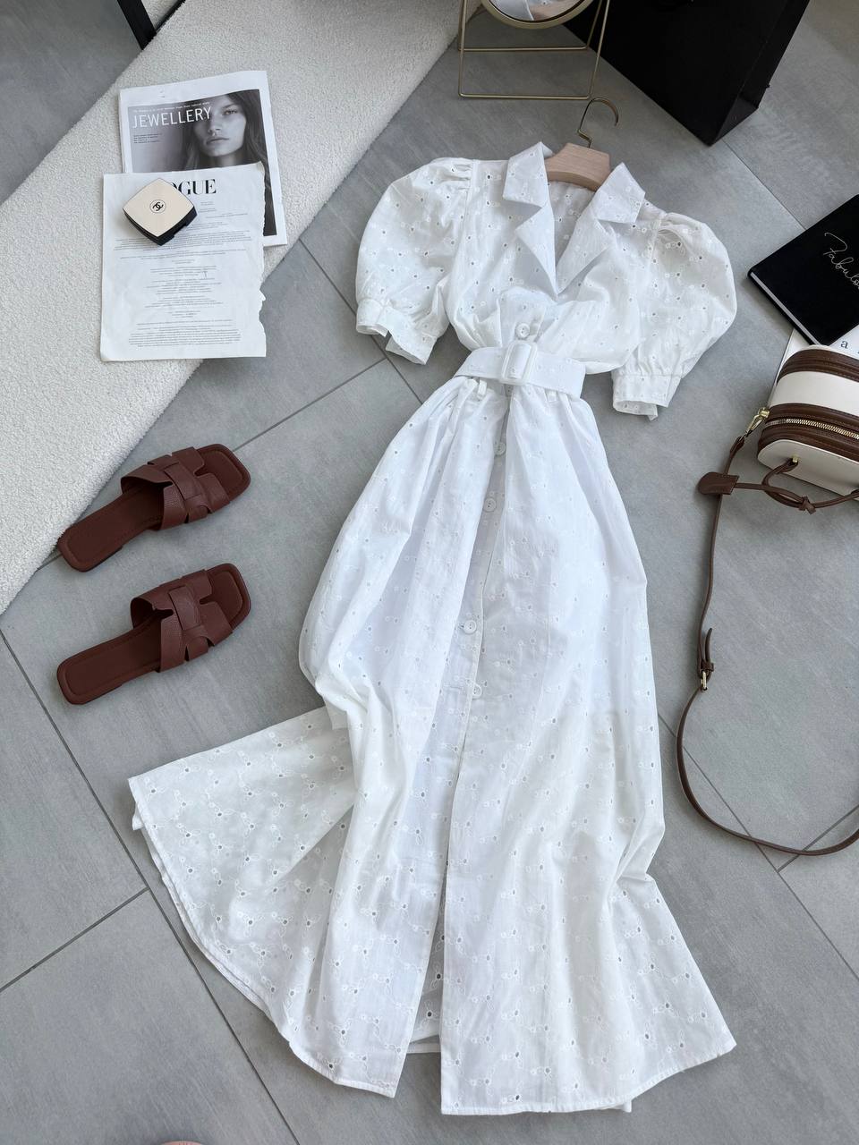 Vestido elegante de mujer con batista