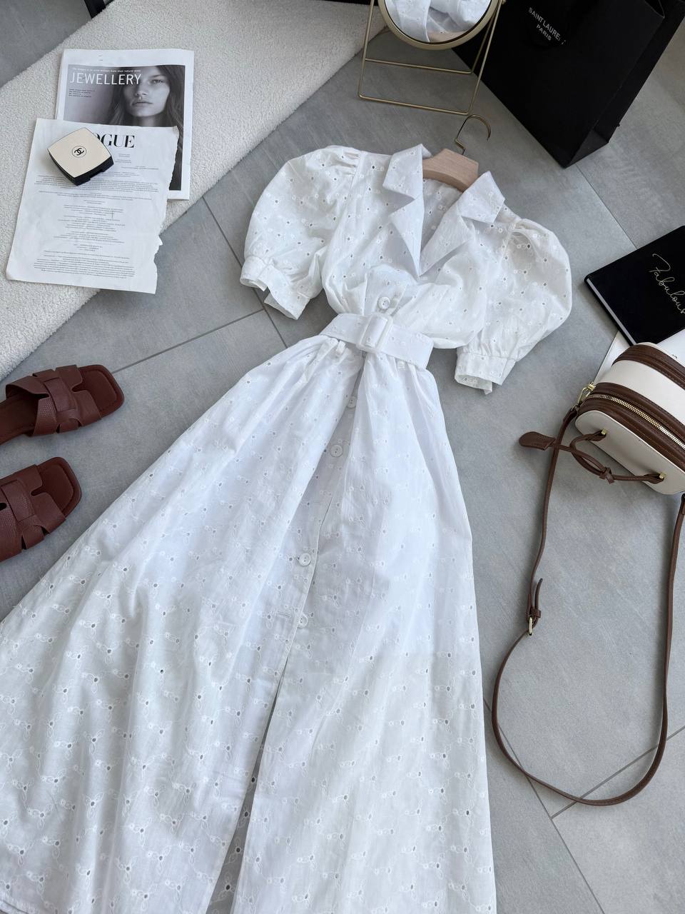 Vestido elegante de mujer con batista