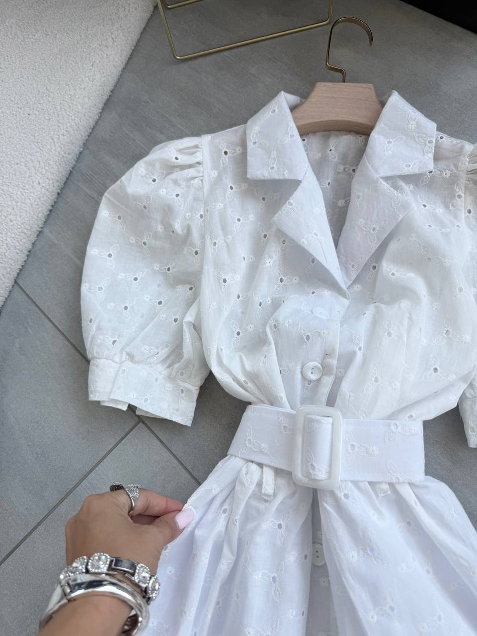 Vestido elegante de mujer con batista