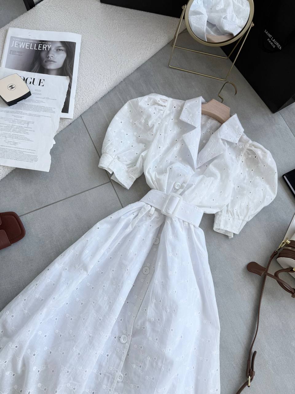 Vestido elegante de mujer con batista