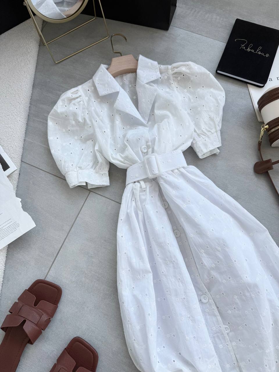 Vestido elegante de mujer con batista