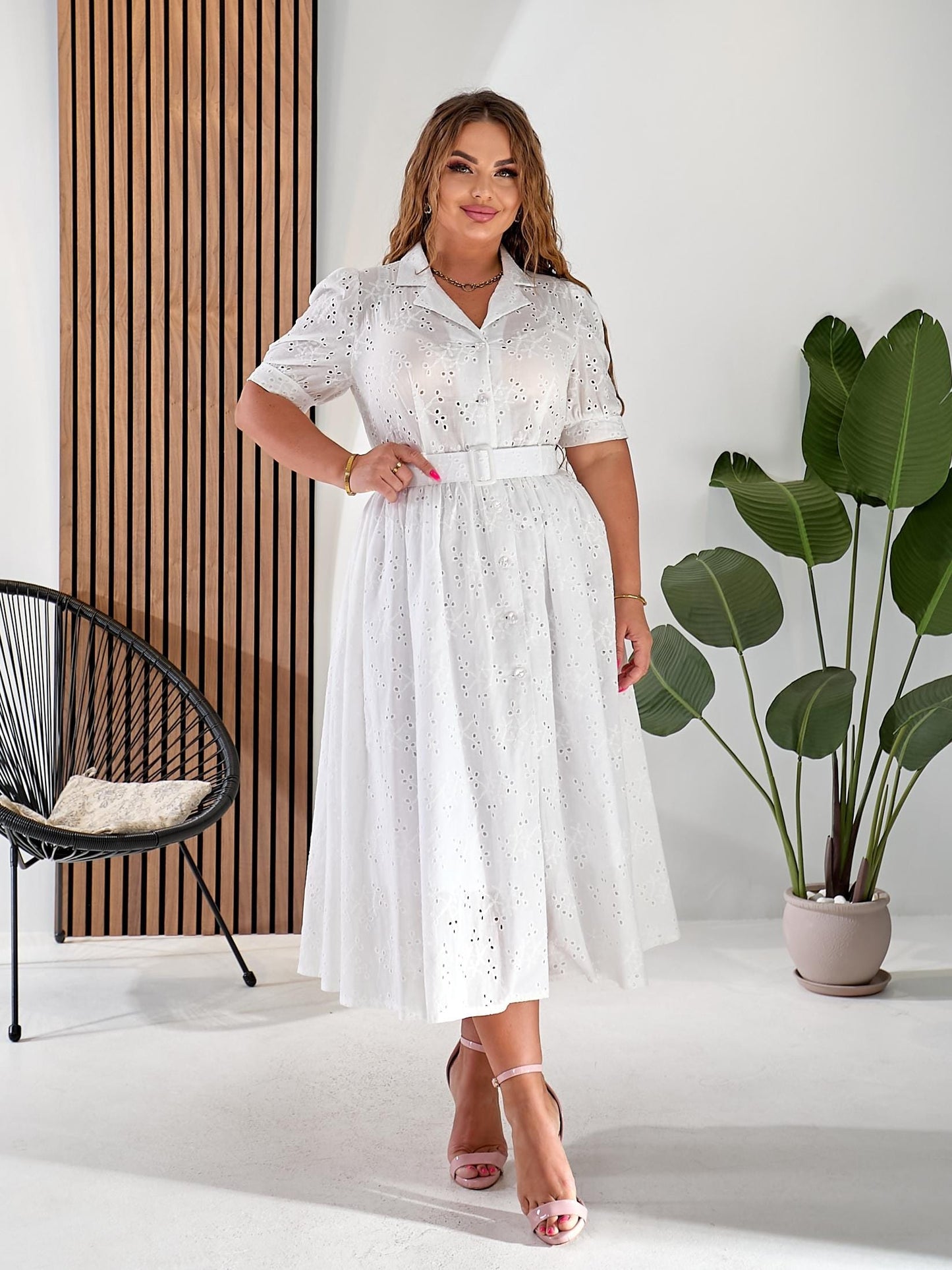 Vestido elegante de mujer con batista
