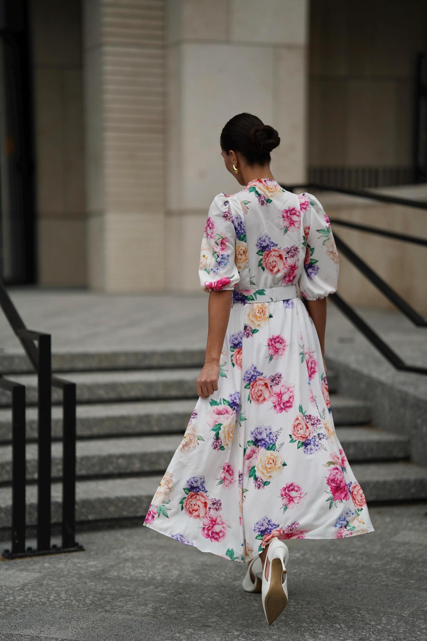 Excelente vestido vaporoso de mujer con estampado floral