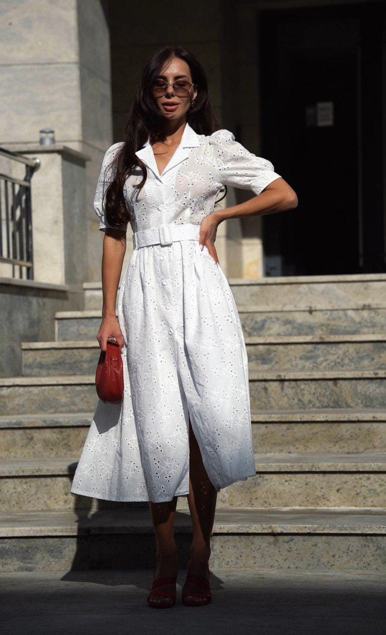 Vestido elegante de mujer con batista
