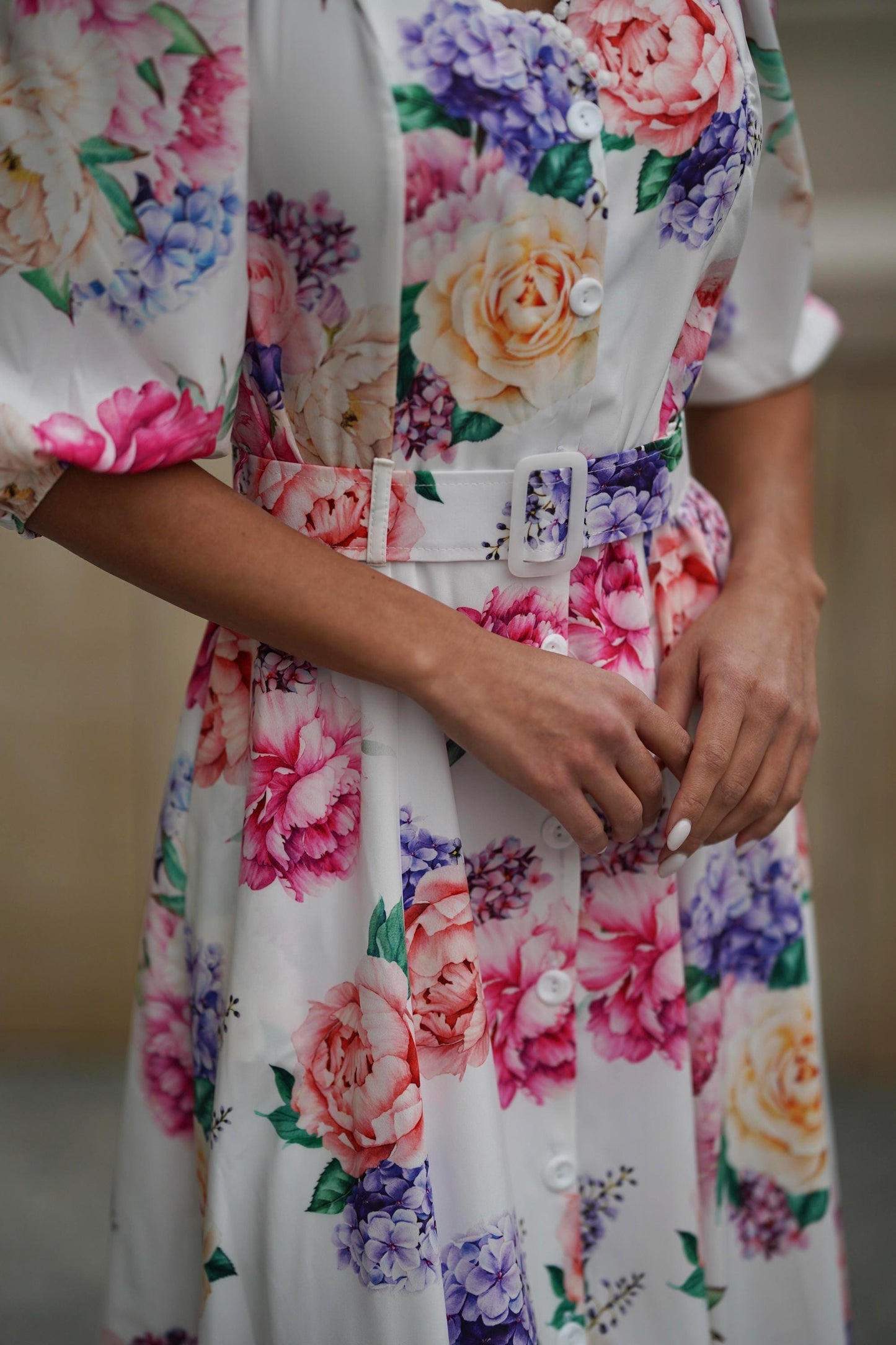 Excelente vestido vaporoso de mujer con estampado floral