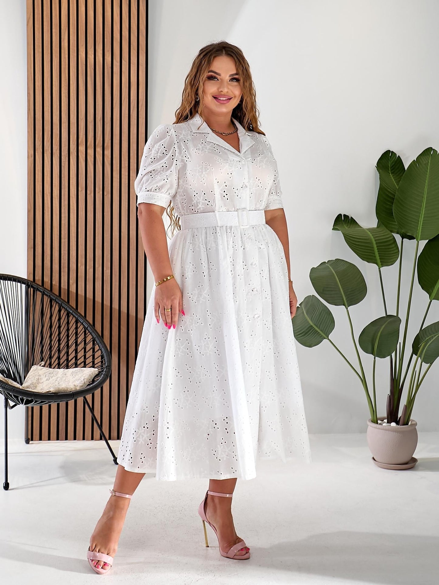 Vestido elegante de mujer con batista