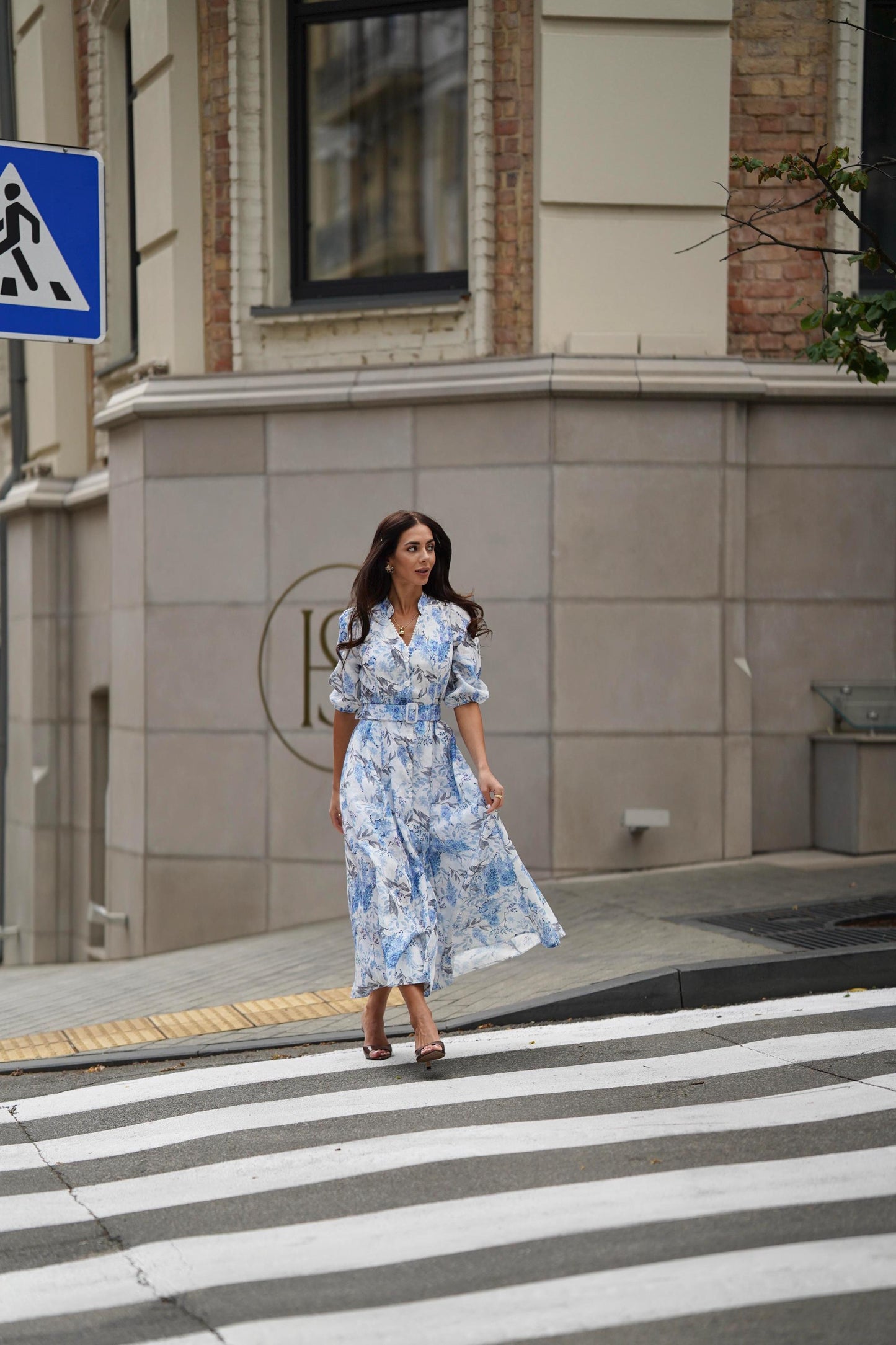 Excelente vestido vaporoso de mujer con estampado floral
