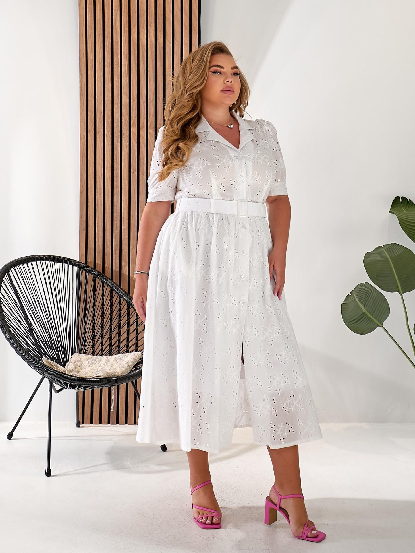 Vestido elegante de mujer con batista