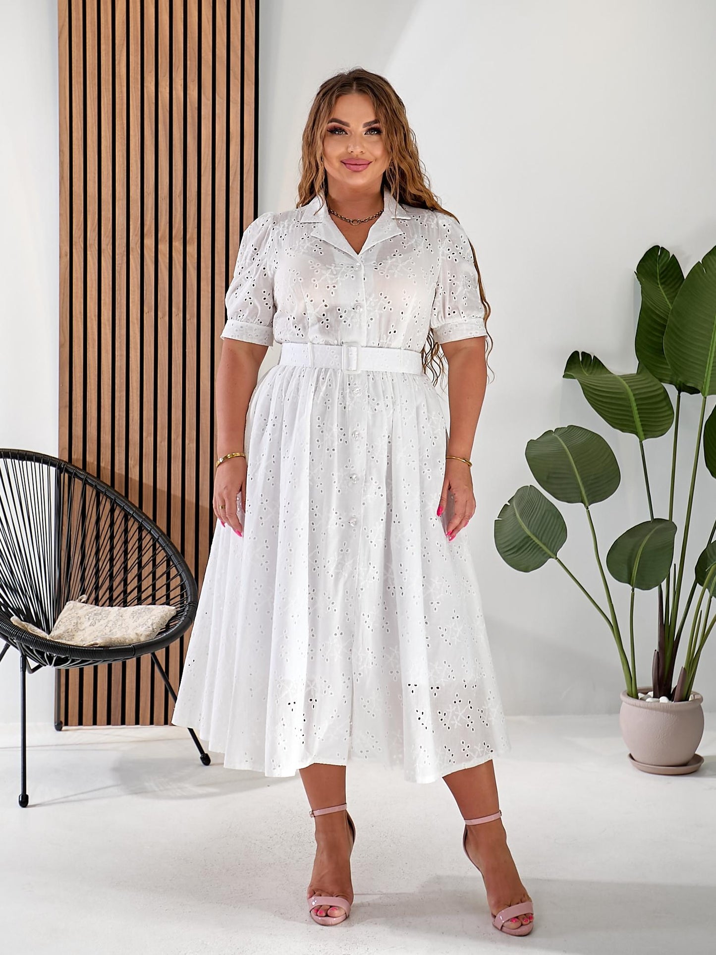 Vestido elegante de mujer con batista