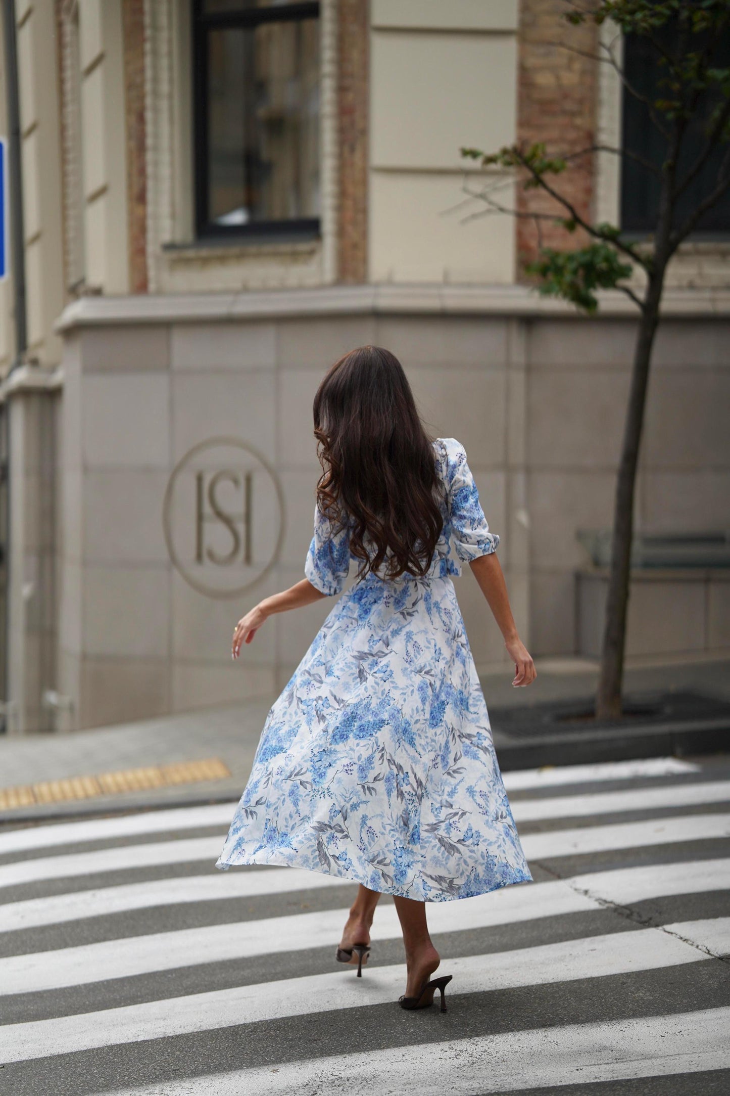 Excelente vestido vaporoso de mujer con estampado floral
