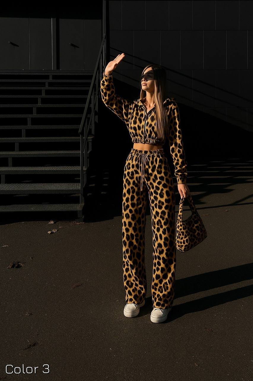 Traje de terciopelo con estampados brillantes