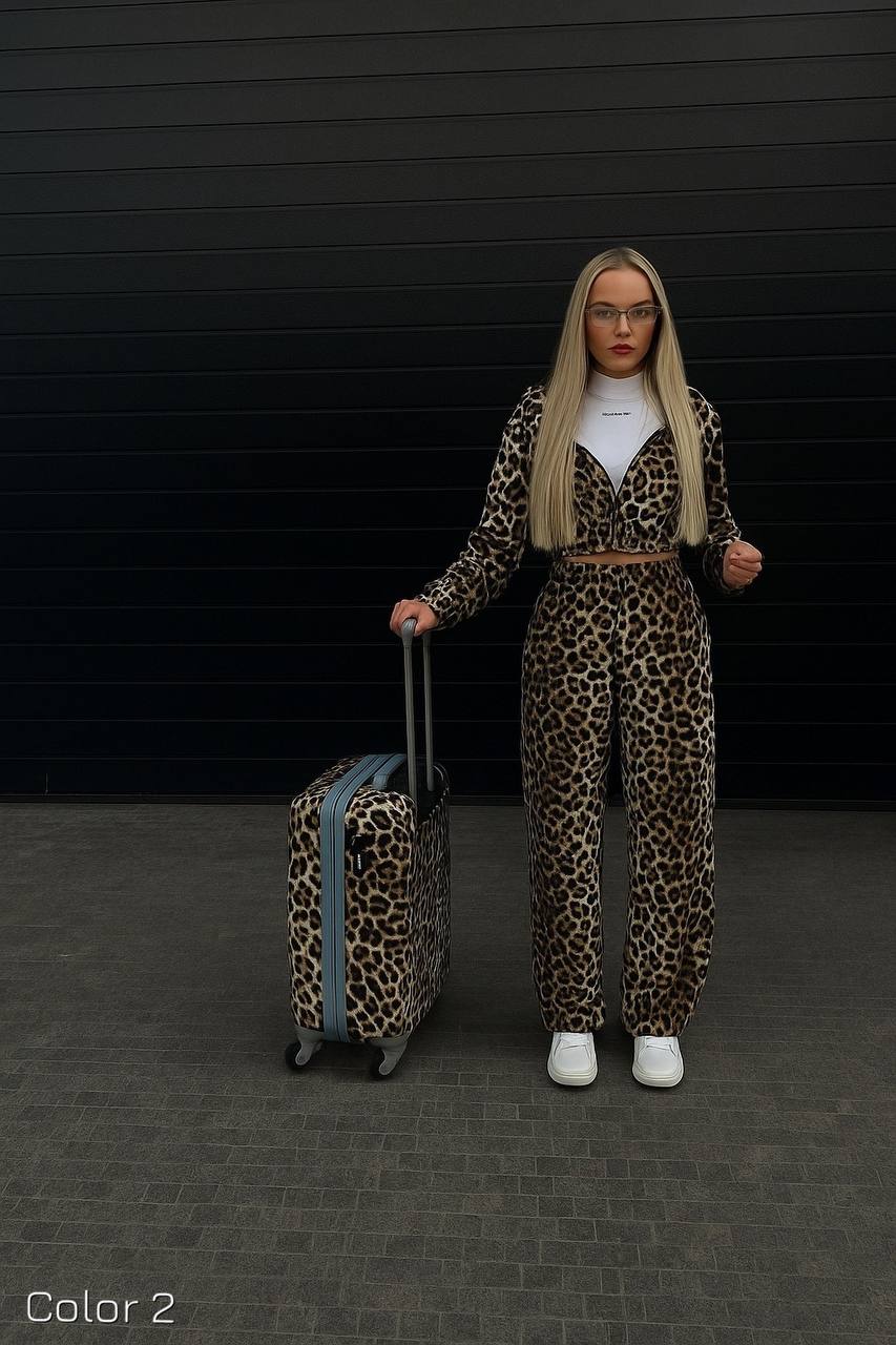 Traje de terciopelo con estampados brillantes