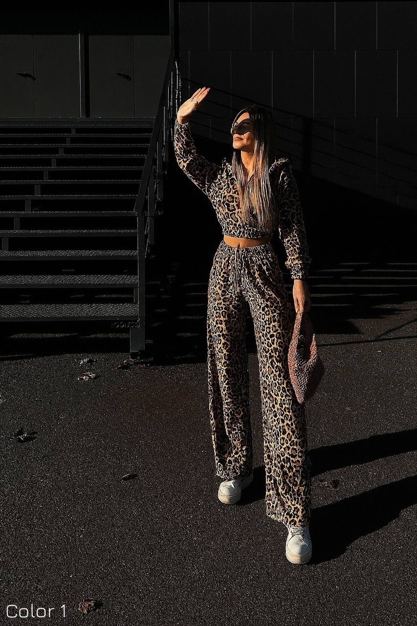 Traje de terciopelo con estampados brillantes