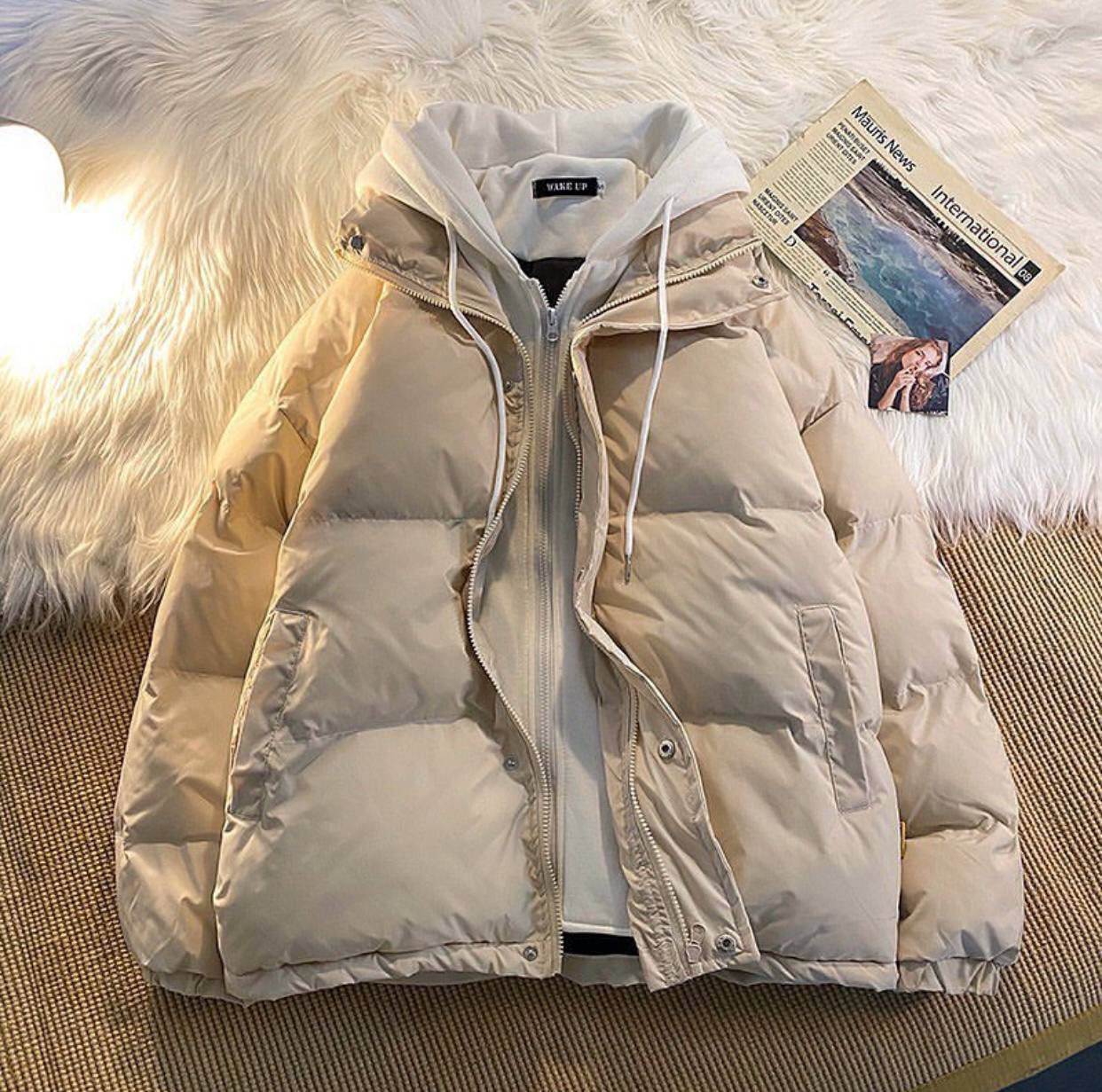 Chaqueta de plumas con capucha cosida