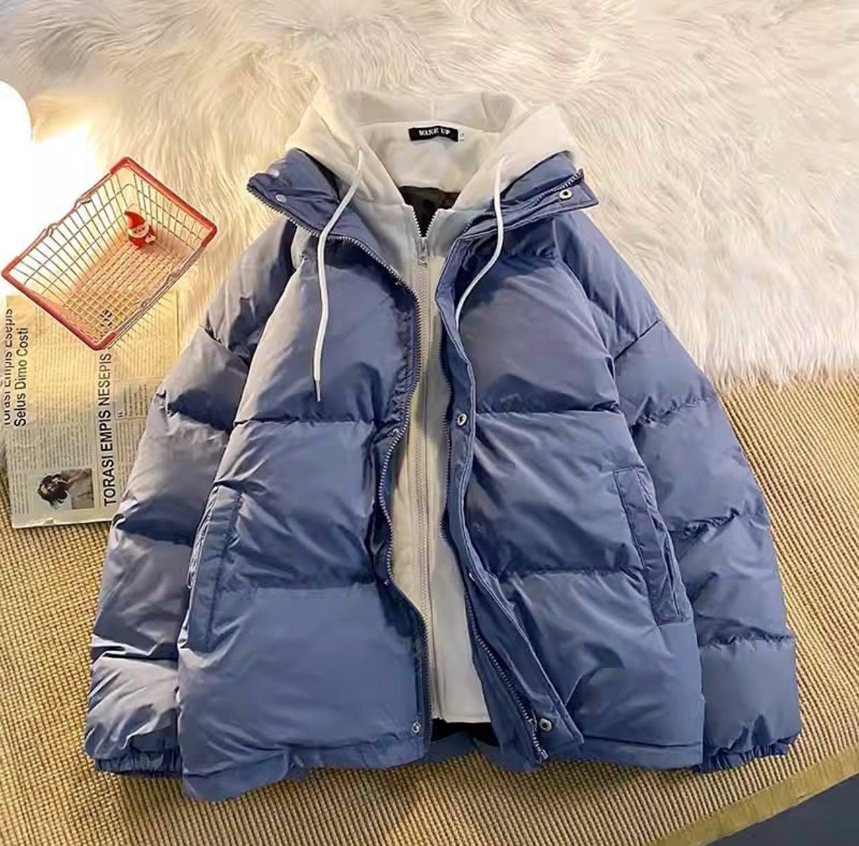 Chaqueta de plumas con capucha cosida