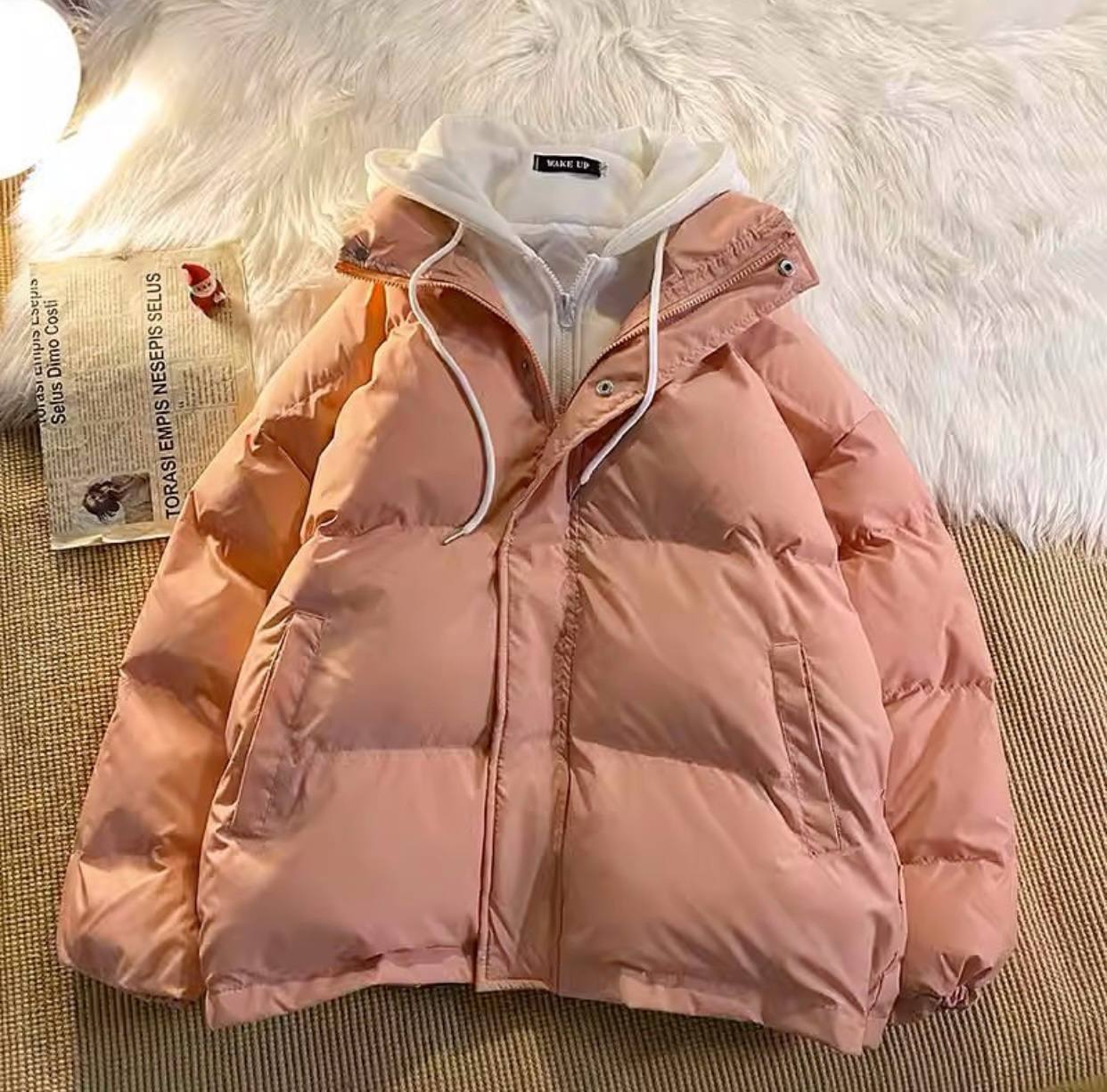Chaqueta de plumas con capucha cosida
