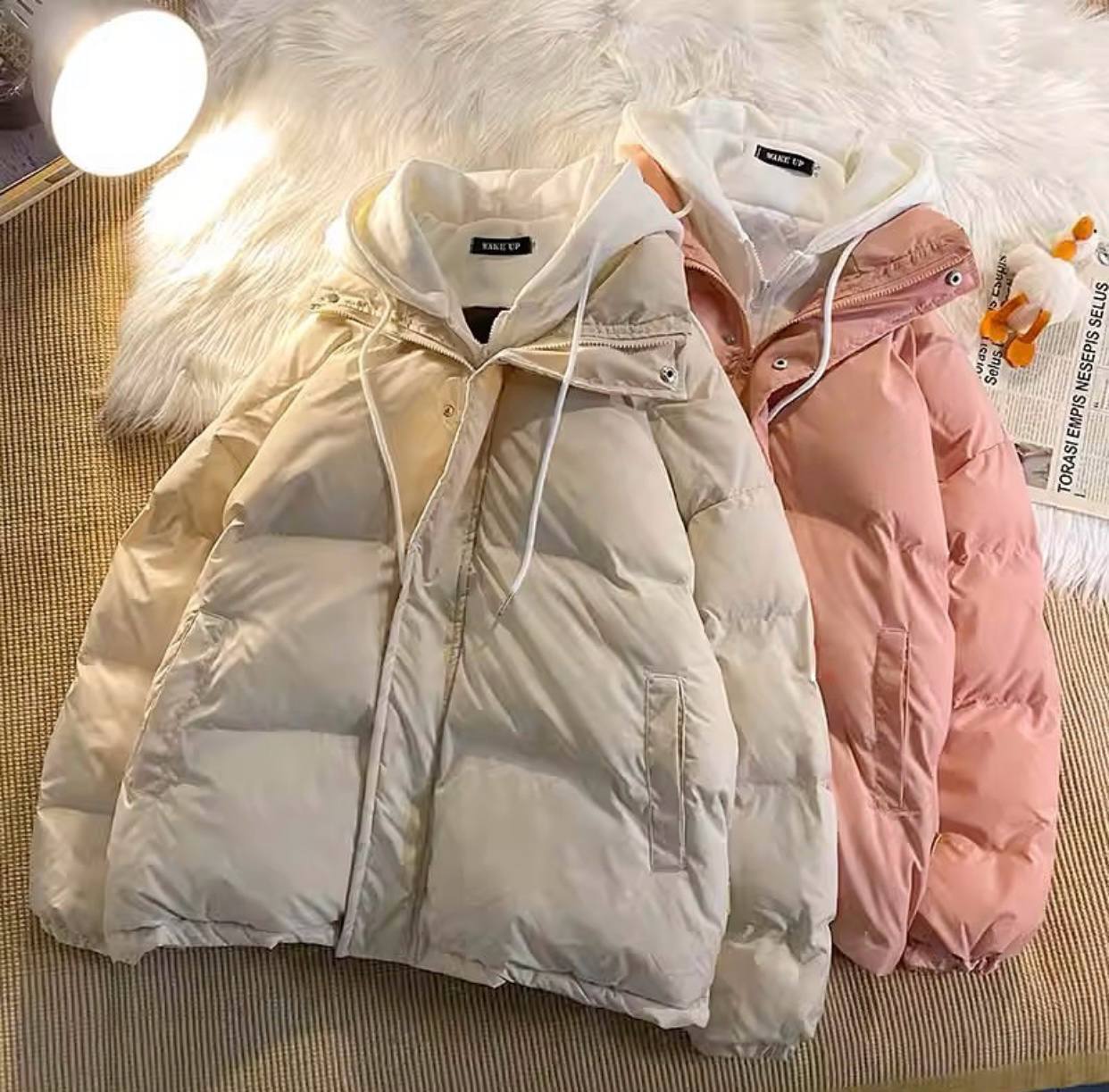 Chaqueta de plumas con capucha cosida