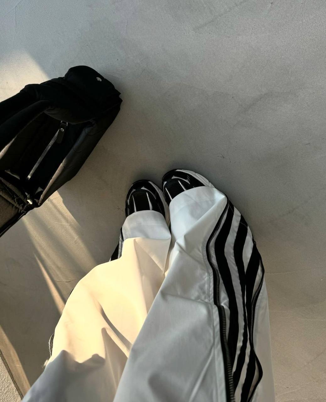 Pantalones con tiras laterales