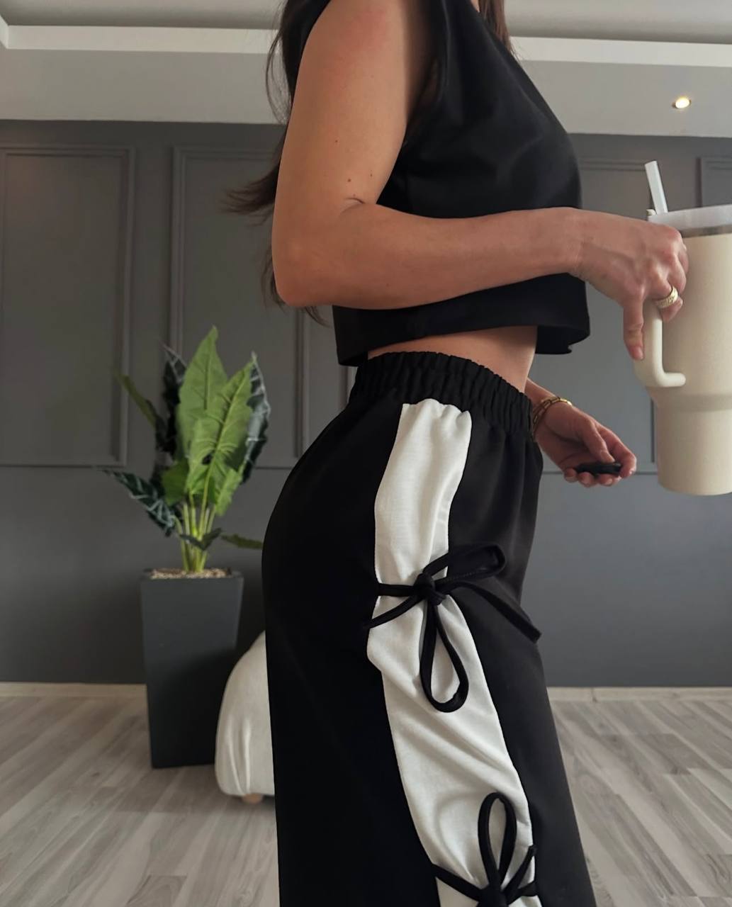 Pantalones con inserciones blancas a los lados