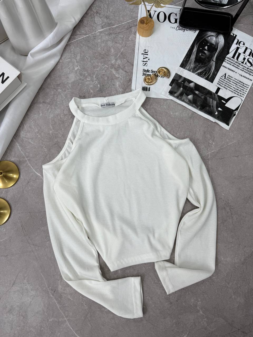 Camiseta de moda con cortes en los hombros