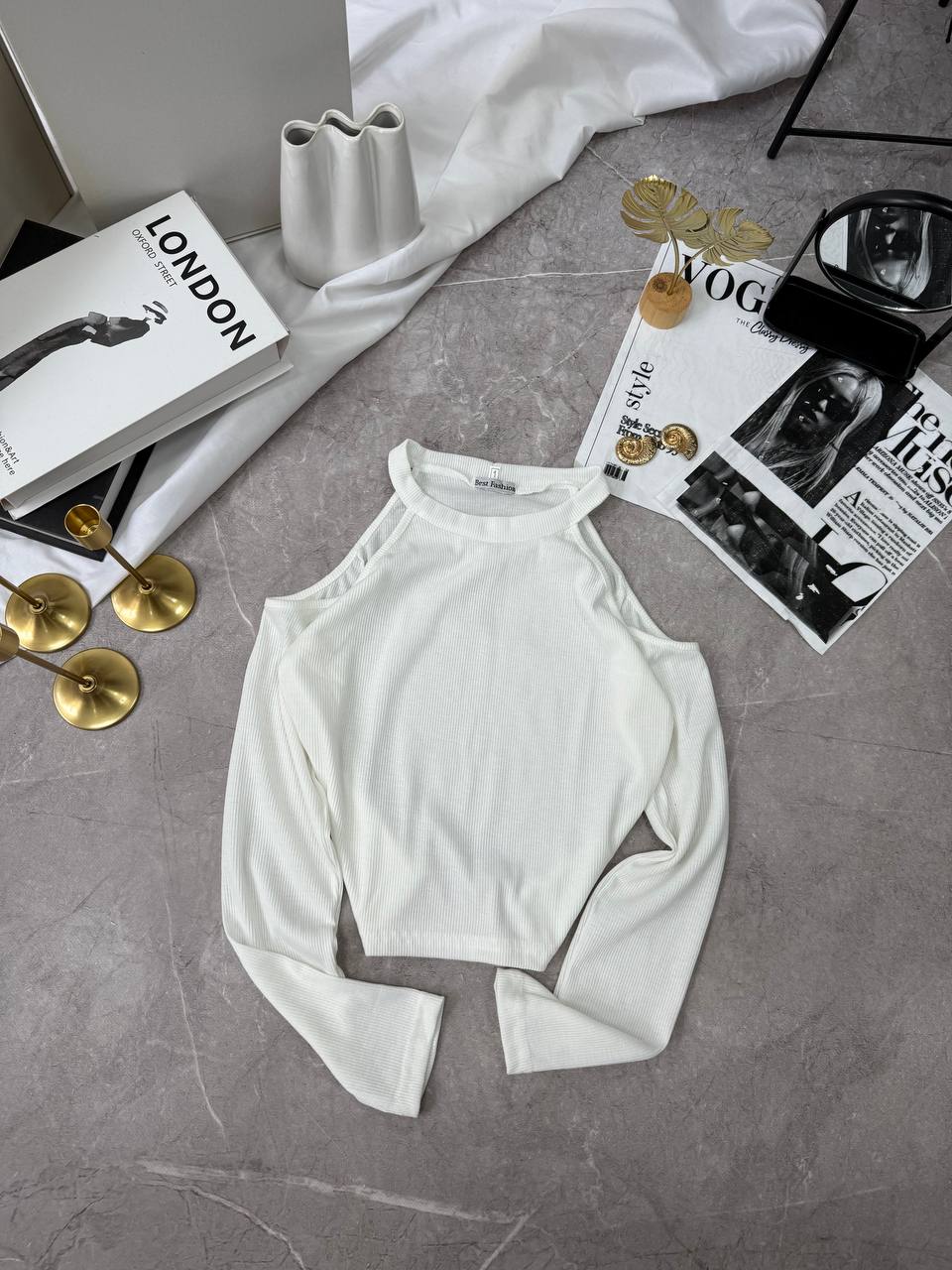 Camiseta de moda con cortes en los hombros