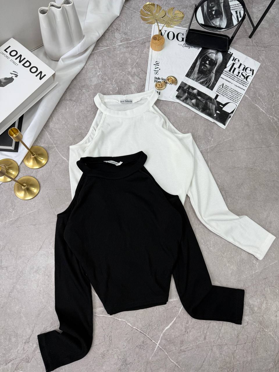 Camiseta de moda con cortes en los hombros
