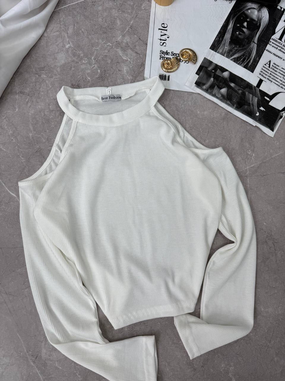 Camiseta de moda con cortes en los hombros