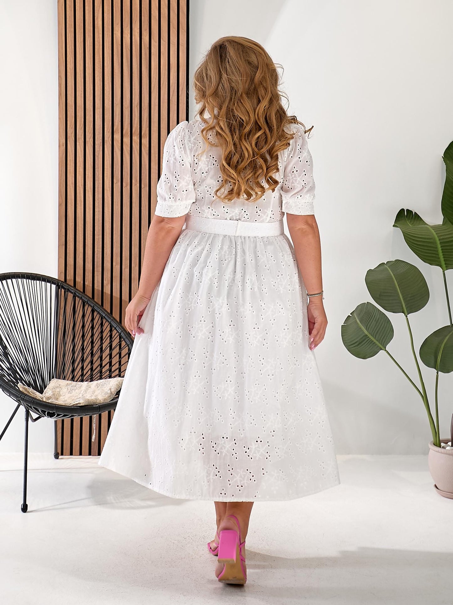 Vestido elegante de mujer con batista