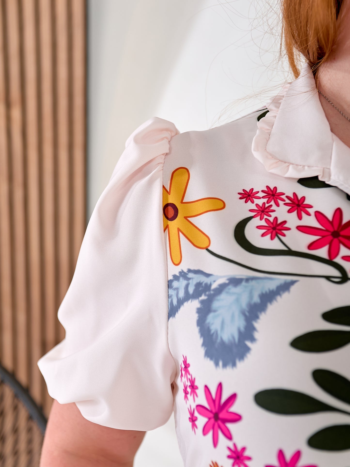 Excelente vestido vaporoso de mujer con estampado floral