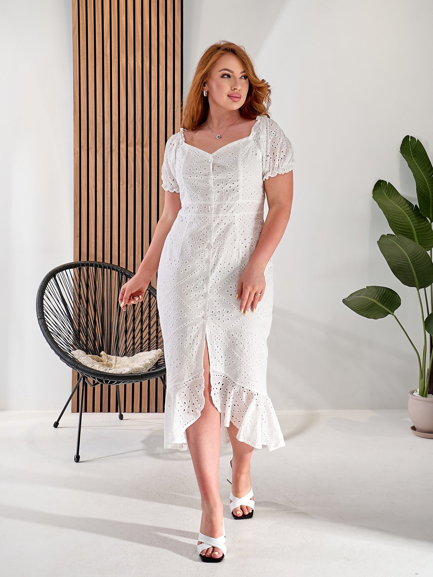 Elegante vestido de mujer con tejido batista y hombros descubiertos