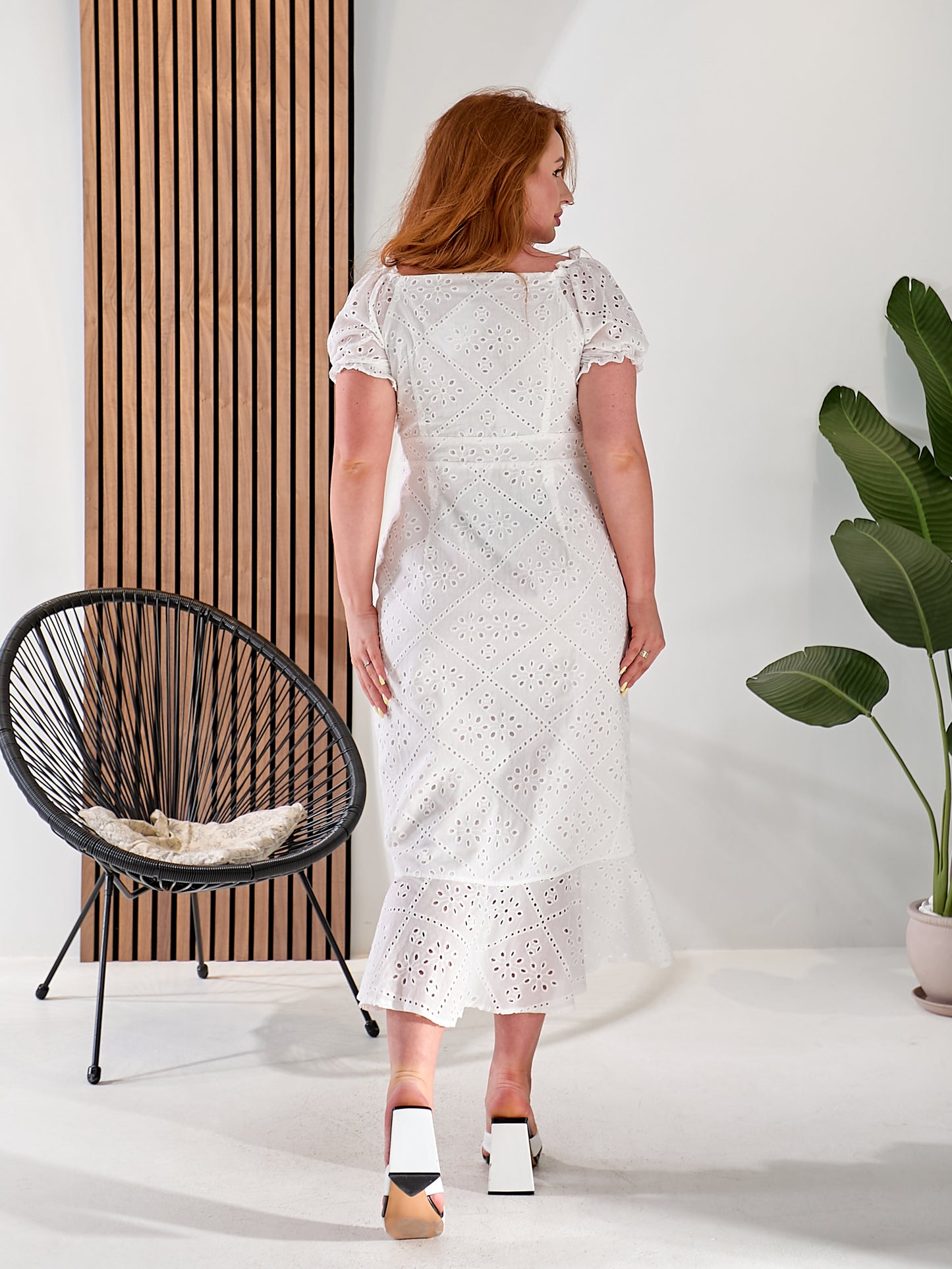 Elegante vestido de mujer con tejido batista y hombros descubiertos