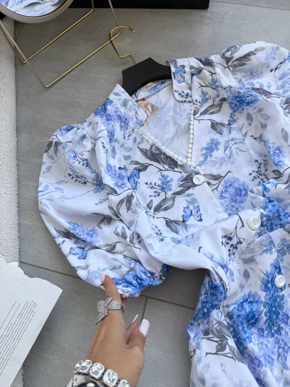 Excelente vestido vaporoso de mujer con estampado floral