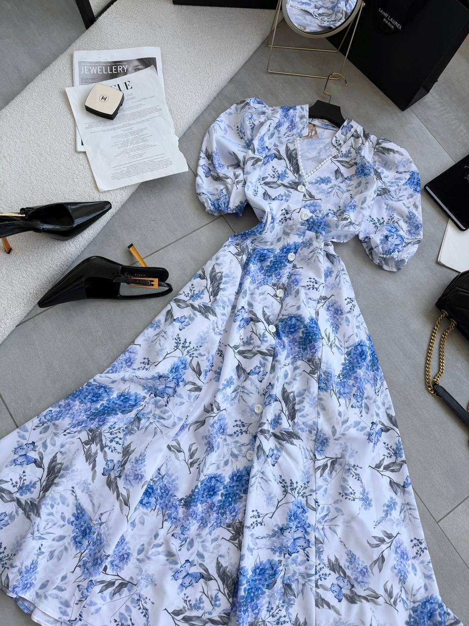 Excelente vestido vaporoso de mujer con estampado floral