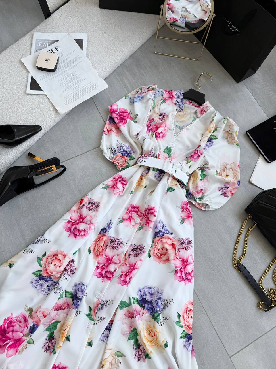 Excelente vestido vaporoso de mujer con estampado floral