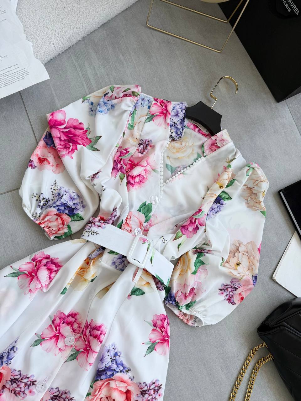 Excelente vestido vaporoso de mujer con estampado floral