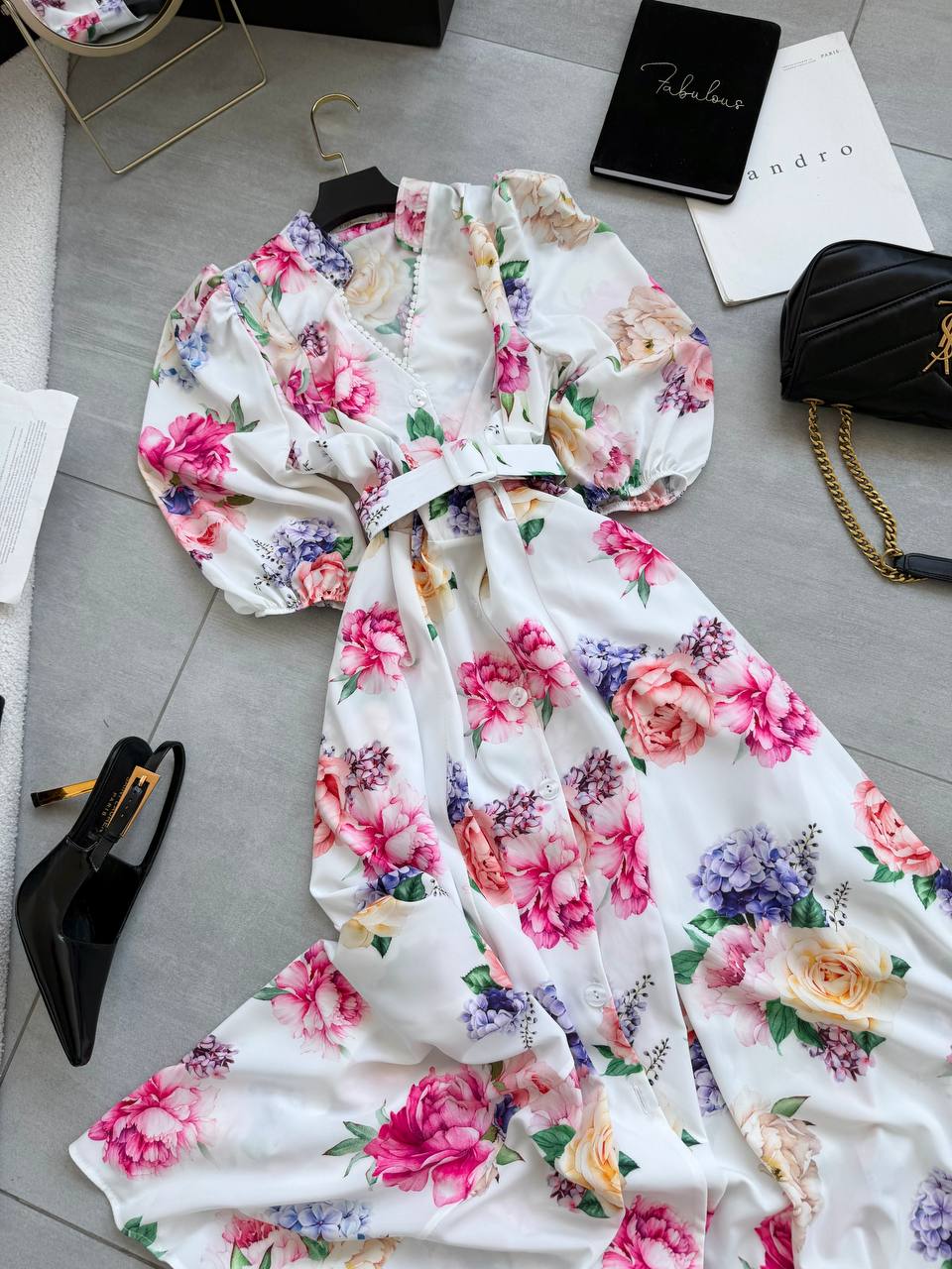 Excelente vestido vaporoso de mujer con estampado floral
