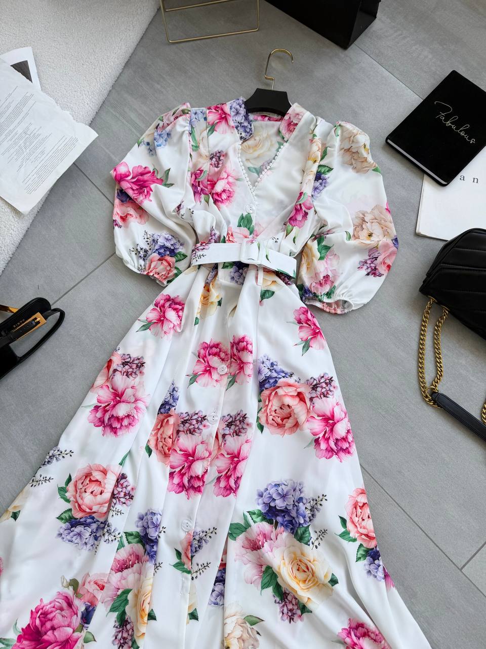 Excelente vestido vaporoso de mujer con estampado floral
