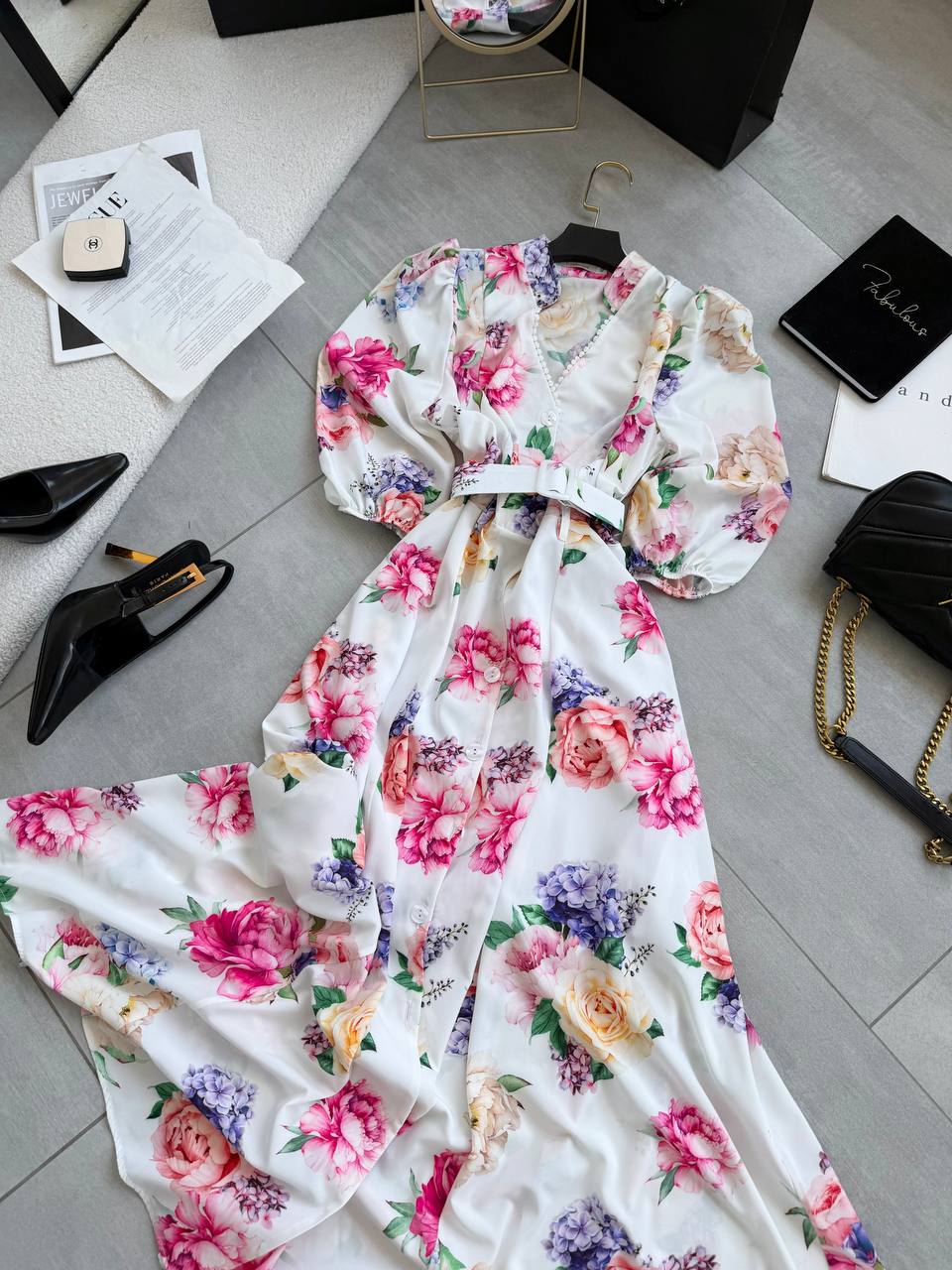 Excelente vestido vaporoso de mujer con estampado floral
