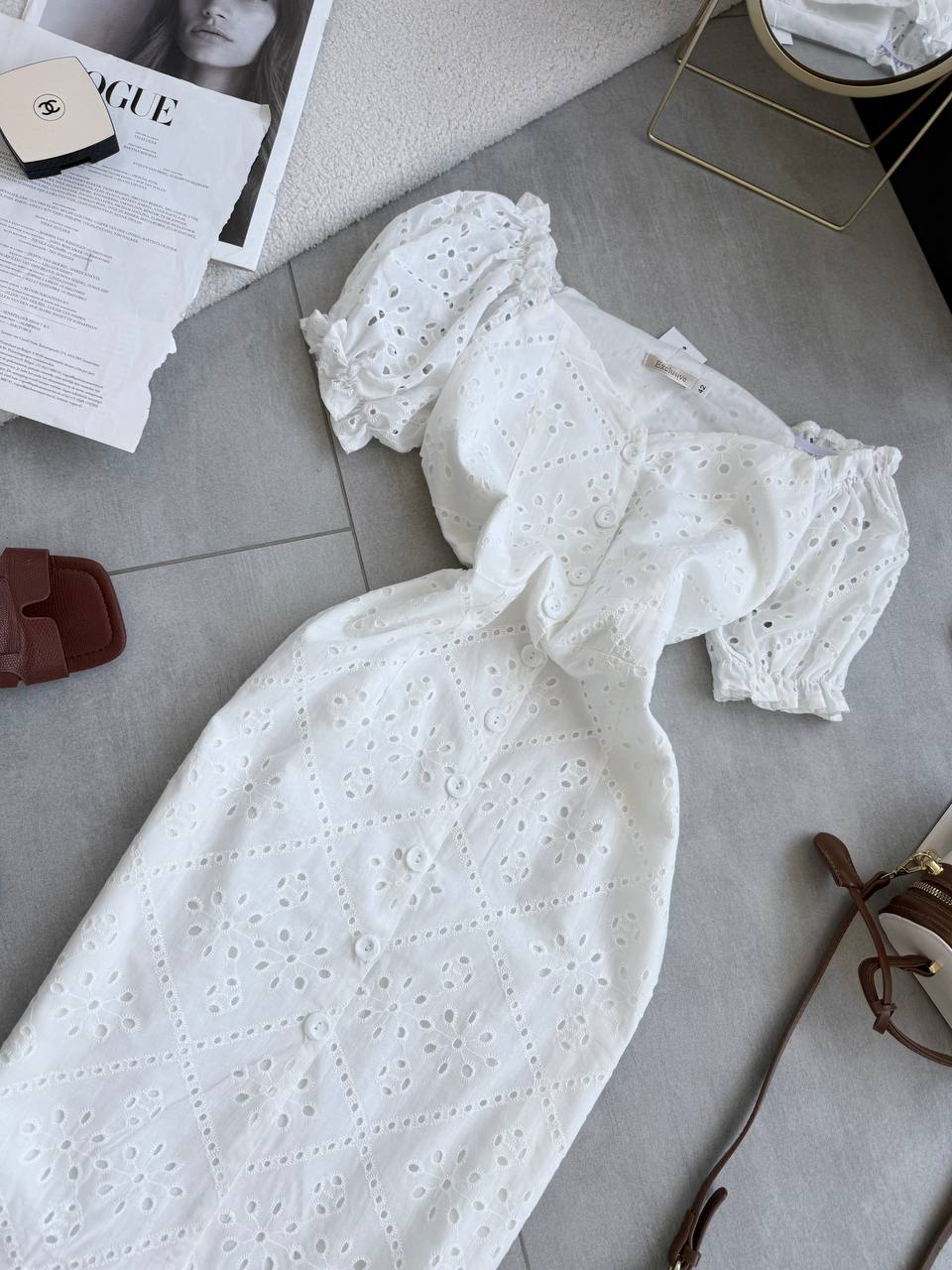 Elegante vestido de mujer con tejido batista y hombros descubiertos
