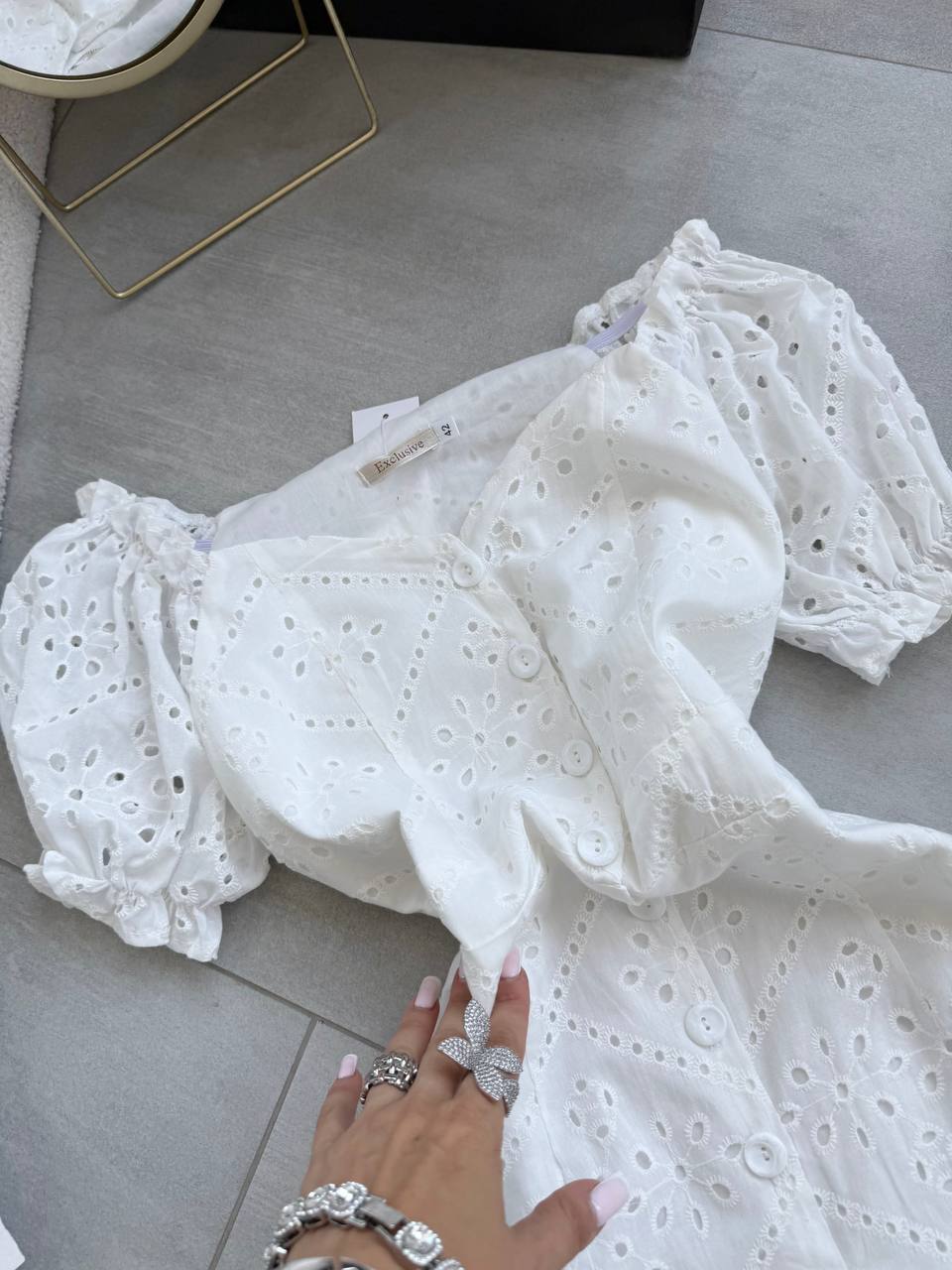 Elegante vestido de mujer con tejido batista y hombros descubiertos