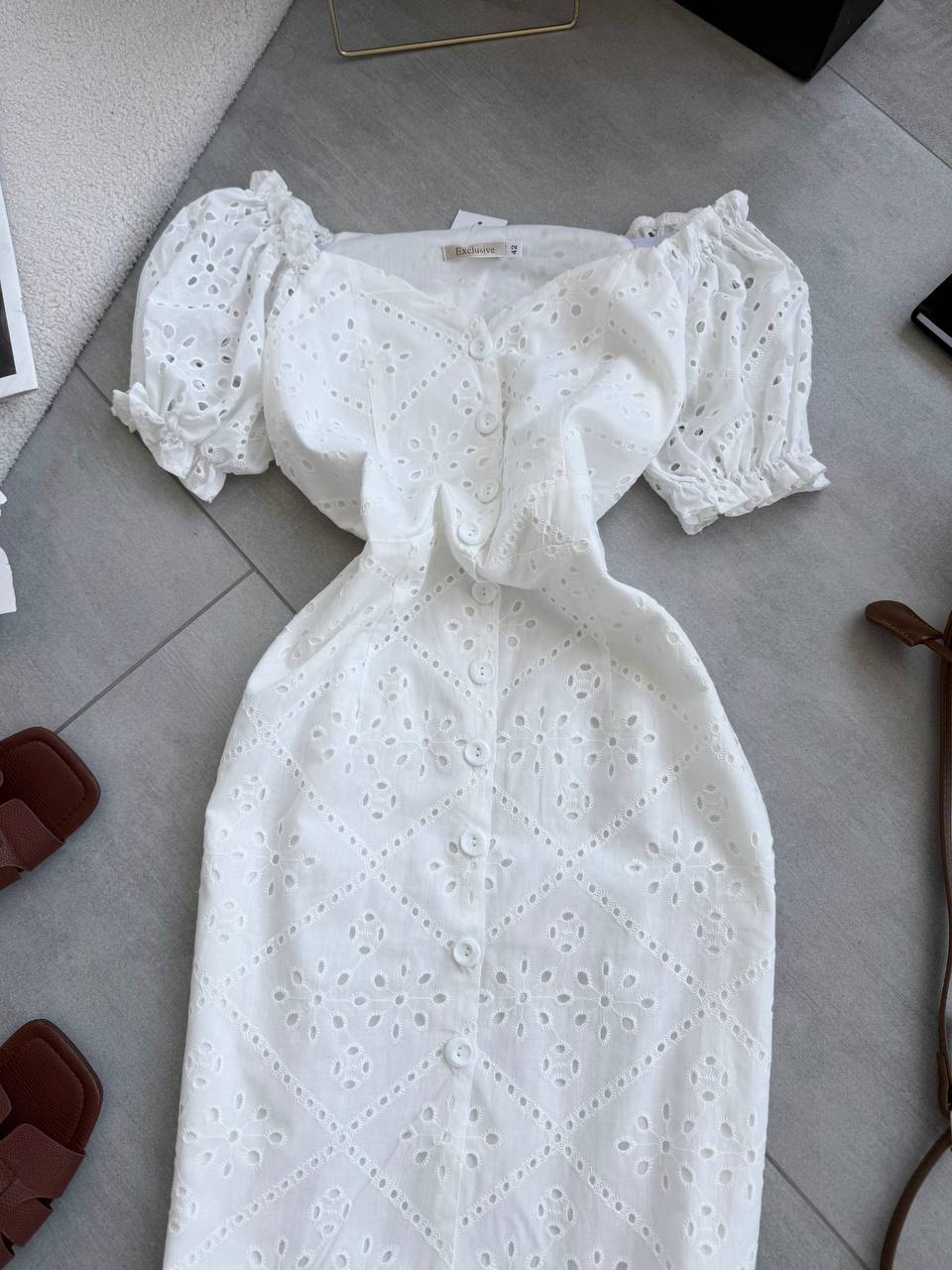 Elegante vestido de mujer con tejido batista y hombros descubiertos