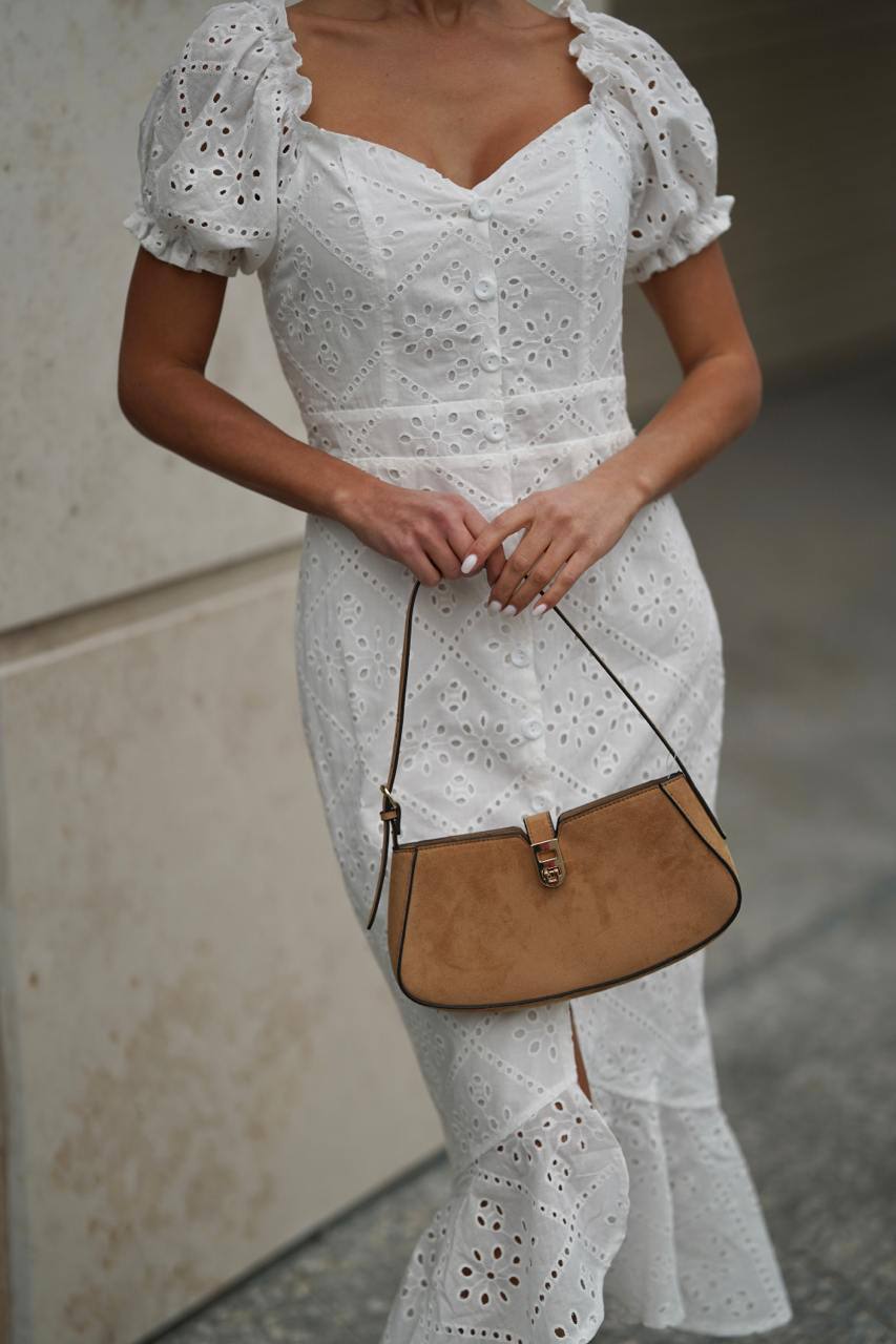 Elegante vestido de mujer con tejido batista y hombros descubiertos