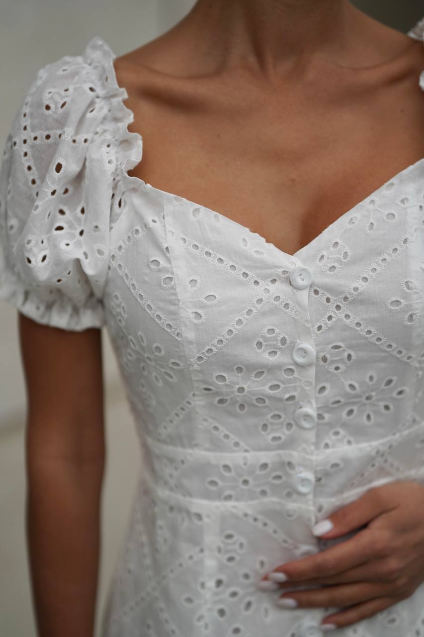 Elegante vestido de mujer con tejido batista y hombros descubiertos