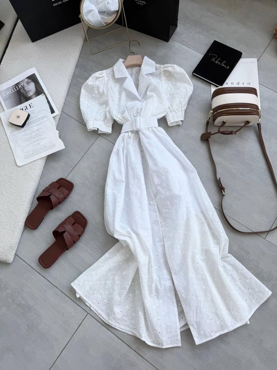 Vestido elegante de mujer con batista